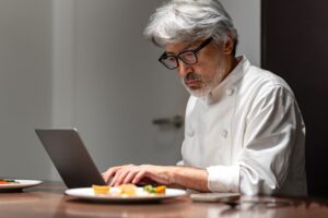 【料理だけやればいいは、もう古い？ 】― ホテル業界の現場が変わる、“経営を理解する料理人”という新しい価値観−VOL.26